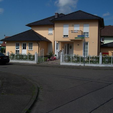 רוסט Gaestehaus Tante Tienchen 7 Minuten Zu Fuss Zum Europa Park , Plus Kostenloses Parkplatzticket Rulantica ,Alle Unsere Suiten Haben Einen Balkon מראה חיצוני תמונה